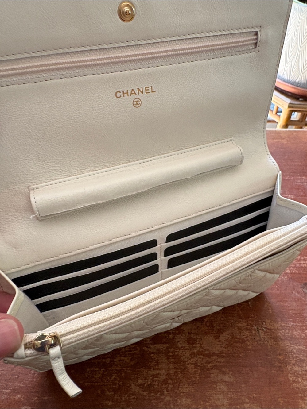 Beautiful cream CHANEL wallet. Excellent condition. - Picture 6 of 8